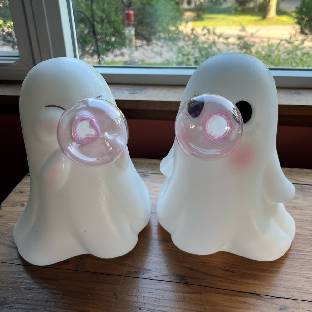 Viral Dollar General bubble blowing ghost. B